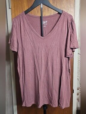 24/7 V-Neck Short Sleeve Flutter Tee in Mauve